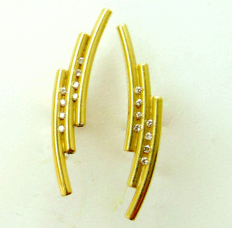 <em>Cockatoos - The Birds Series, </em>earrings, 18ct gold, 16 Argyle white C1diamonds .15 cts, 3.5 x 1.5 x 1.0cm, no 0606d2.