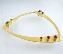 <em>Kirche in Cassone I - Homage to Klimt,</em> bracelet, 18ct gold, peridot, iolite, carnelian, citrine, 9.0 x 9.0 x 1.2cm, no 1038.