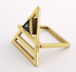 <em>Die Erwartung II - Homage to Klimt,</em> ring, 18ct yellow gold, iolite, size I, no 1007.