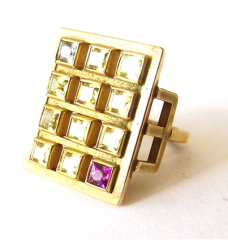 <em>Bauerngarten mit Sonnenblumen - Homage to Klimt,</em> ring, 18ct gold, 1 ruby, 1 green and 10 yellow sapphires, 2.2 x 18 x 2.0 cm, no 0936.