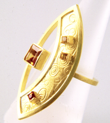 <em>Adele Bloch-Bauer II - Homage to Klimt, </em>ring, 18ct yellow gold, 22 ct yellow gold, facetted citrine, 3 facetted yellow sapphires, 2.0 x 2.0 x 4.0cm, no 0969.