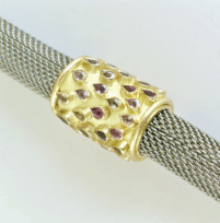 <em>Rhodanthe Manglesii - Wildflower carpet - Wildflower Collection,</em> necklace, 18ct gold. 10.4cts multi-coloured natural sapphires, steel mesh rope, 37 x 16 x 2.5cm, no 1484. Detail.